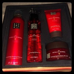 A 4-pc bath gift set of the ritual of ayurveda